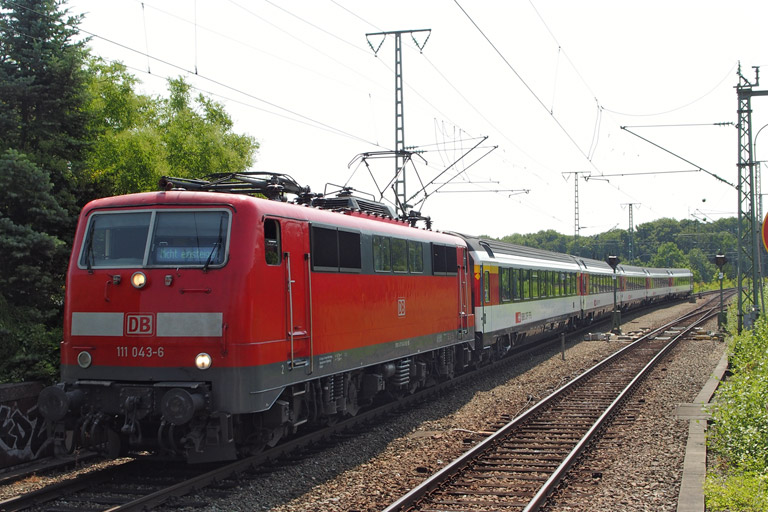 111 043 mit IC 282 bei km 16,8 (Juli 2015)