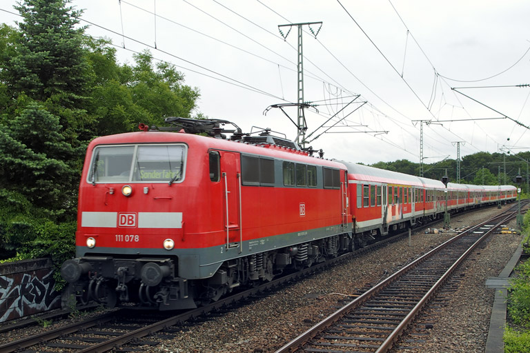 111 078 mit RE 19006 bei km 16,8 (Juni 2015)
