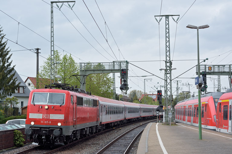 111 107 mit DLr 5151 bei km 16,6 (April 2015)