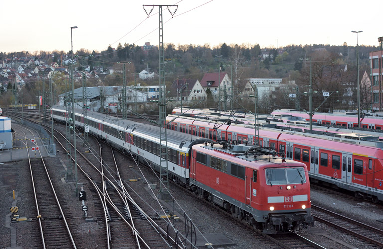 111 163 mit IC 182 bei km 16,0 (April 2015)