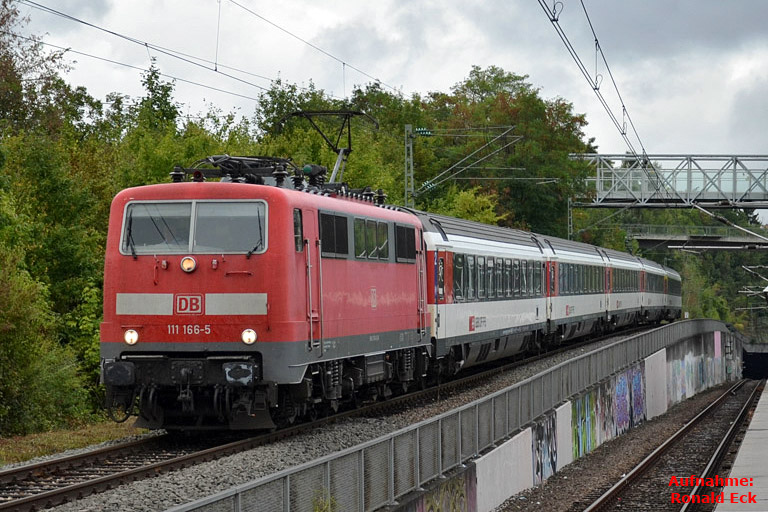 111 166 mit IC 281 bei km 14,2 (August 2015)