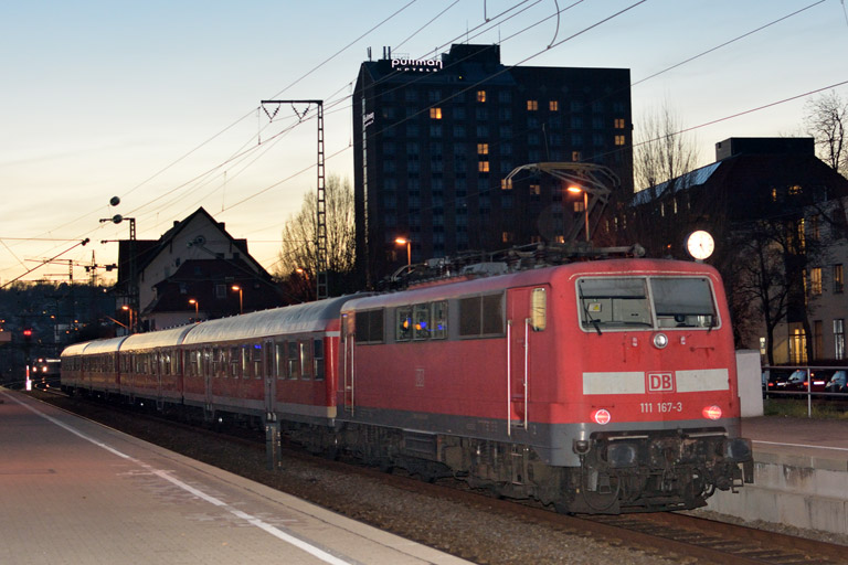 111 167 mit RB 19377 bei km 15,6 (Dezember 2015)