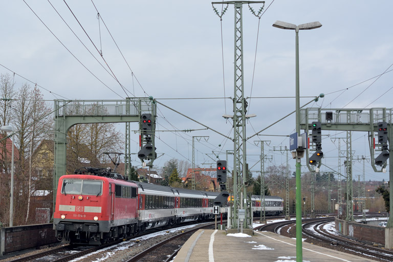 111 174 mit IC 187 bei km 16,6 (Januar 2015)