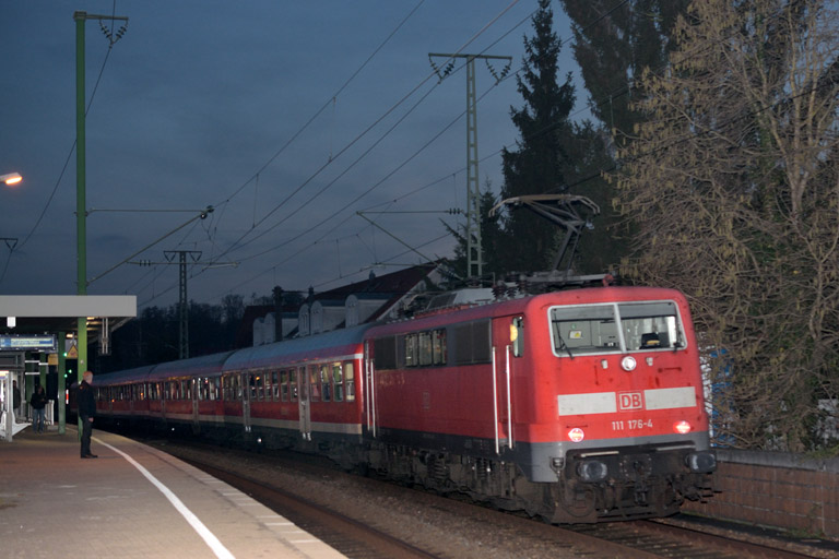 111 176 mit RB 19377 bei km 16,8 (Dezember 2015)
