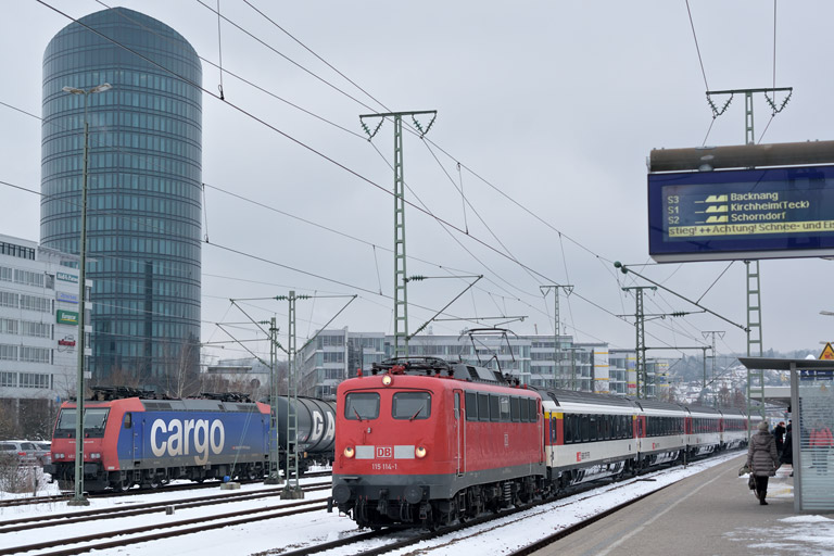 115 114 mit IC 280 und 482 029 bei km 15,6 (Februar 2015)