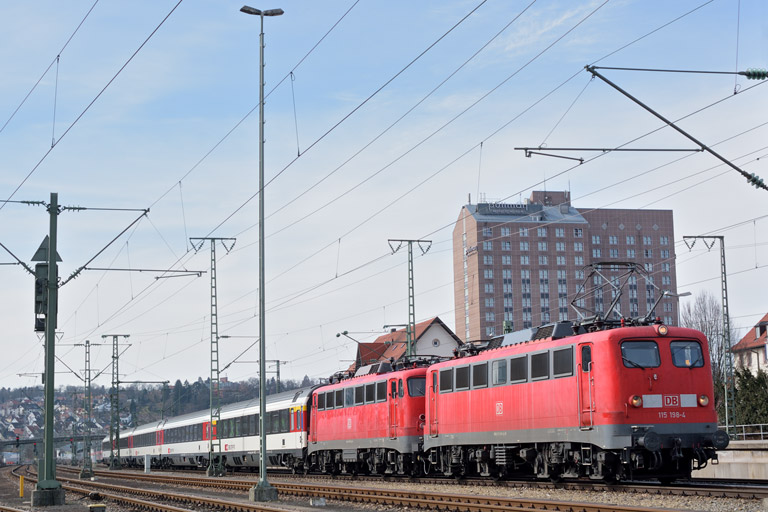 115 198 und 115 350 mit IC 282 bei km 15,6 (M&auml;rz 2015)