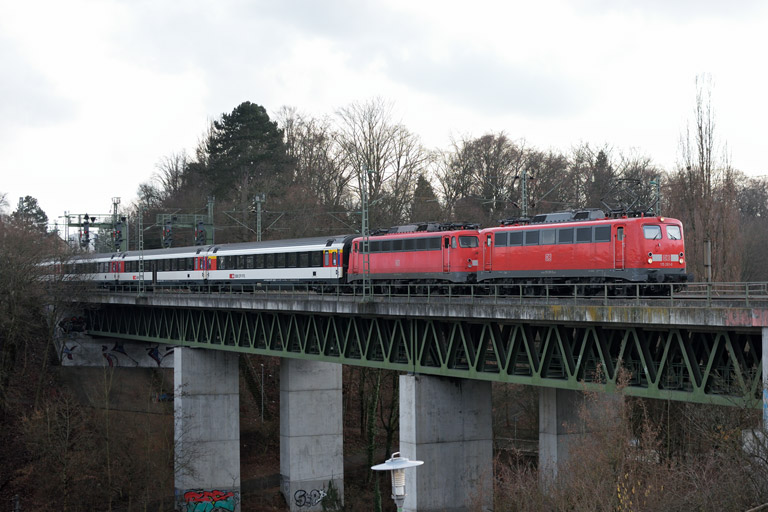 115 261 und 115 383 mit IC 186 bei km 14,6 (Februar 2015)
