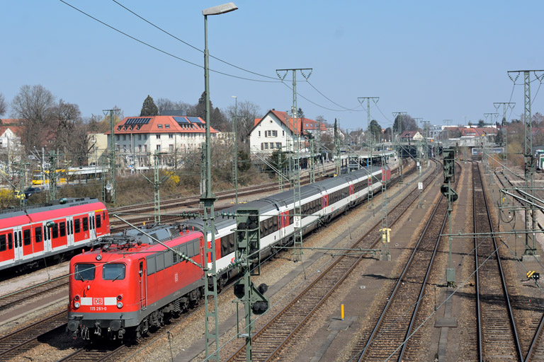 115 261 mit IC 2542 bei km 15,8 (M&auml;rz 2015)