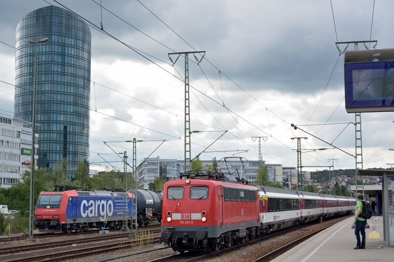 115 261 mit IC 280 und 482 010 bei km 15,6 (September 2015)