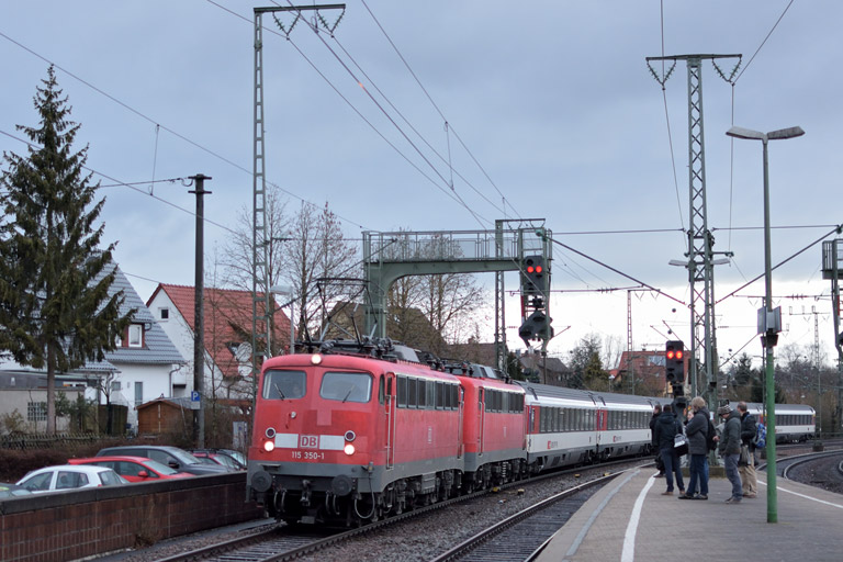115 350 und Lok der Baureihe 115 mit IC 181 bei km 16,6 (Februar 2015)