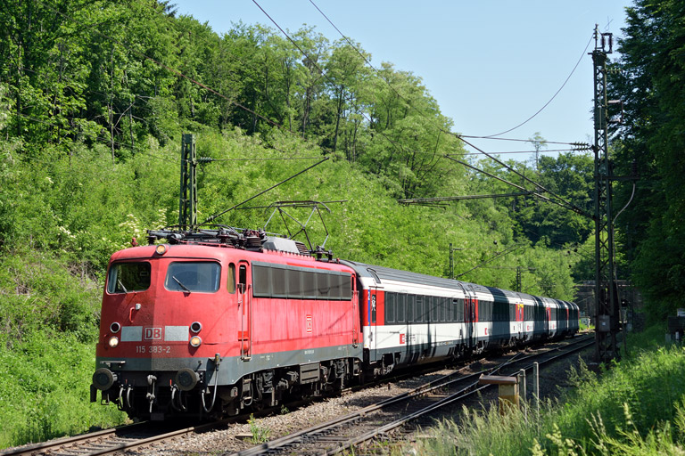 115 383 mit IC 185 bei km 18,0 (Juni 2015)