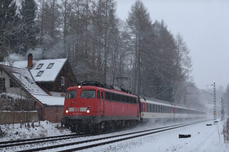 115 383 mit IC 281 bei km 18,2 (Februar 2015)