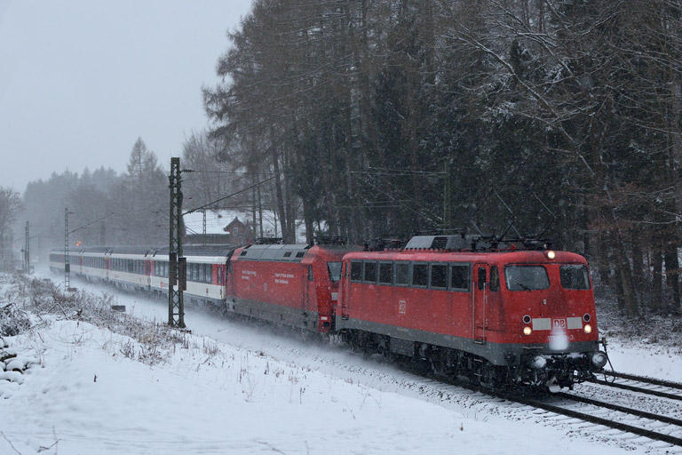 115 448 und 101 140 mit IC 186 bei km 18,0 (Februar 2015)