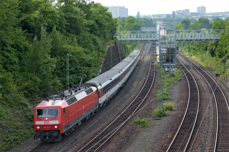 120 101 mit IC 283 bei km 14,4 (Juni 2015)