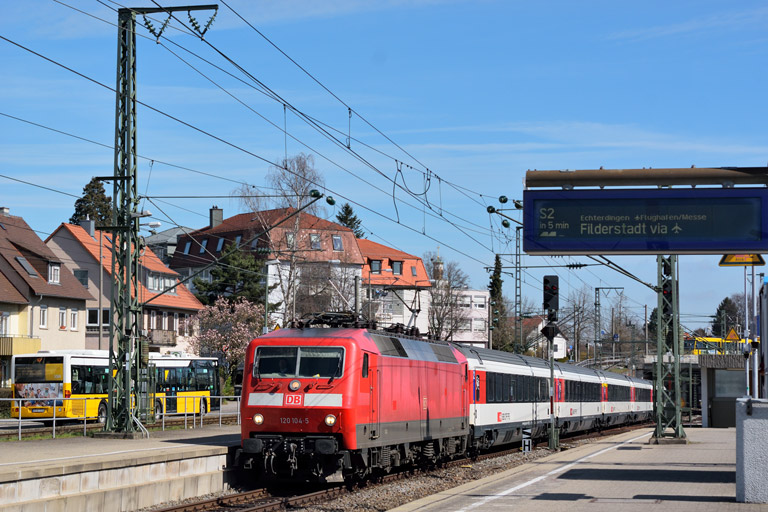 120 104 mit IC 185 bei km 15,6 (April 2015)
