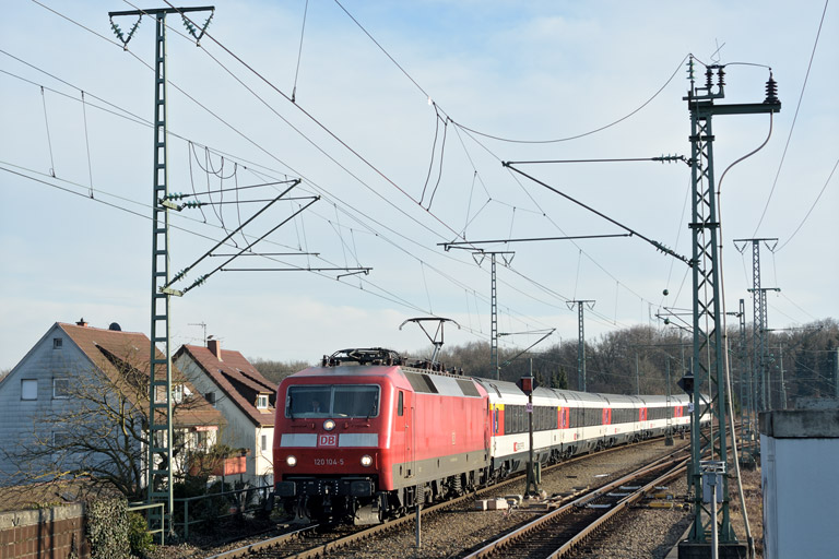 120 104 mit IC 186 bei km 16,8 (Februar 2015)