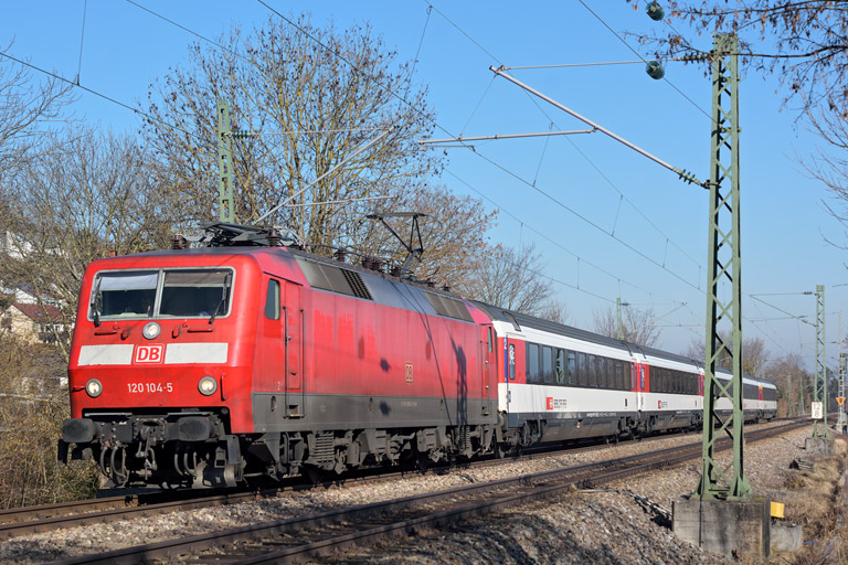 120 104 mit IC 187 bei km 12,8 (Februar 2015)