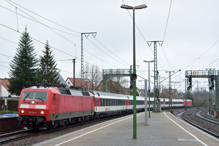 120 104 mit IC 2573 bei km 16,6 (April 2015)