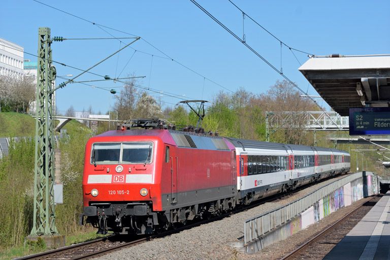 120 105 mit IC 183 bei km 14,2 (April 2015)