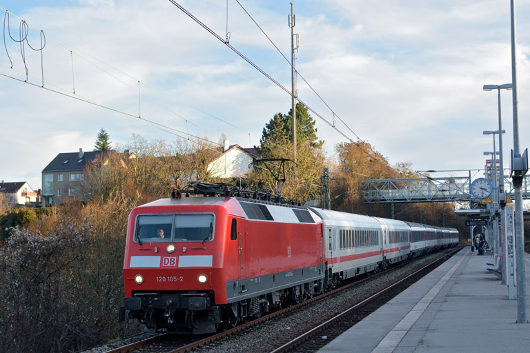 120 105 mit IC 186 bei km 14,2 (Dezember 2015)