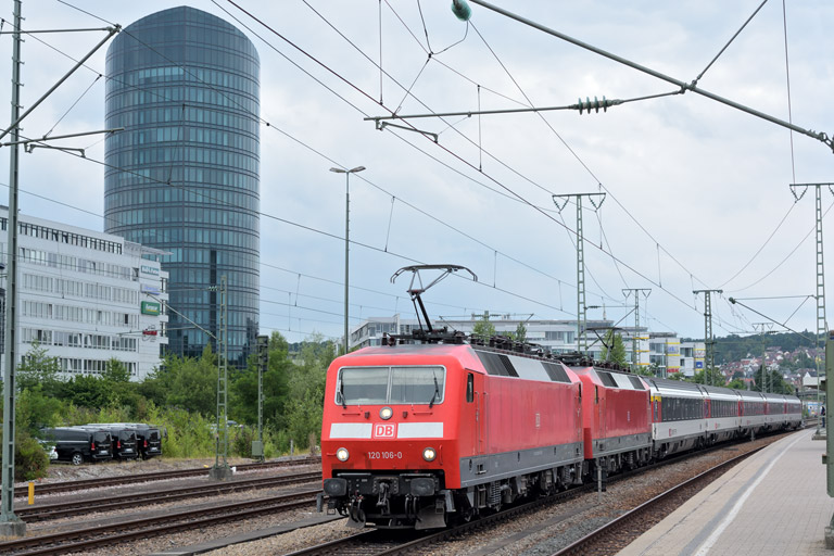 120 106 und 120 144 mit IC 280 bei km 15,6 (Juli 2015)
