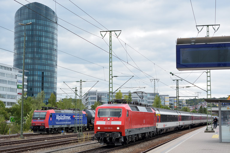 120 108 mit IC 280 und 482 018 bei km 15,6 (September 2015)