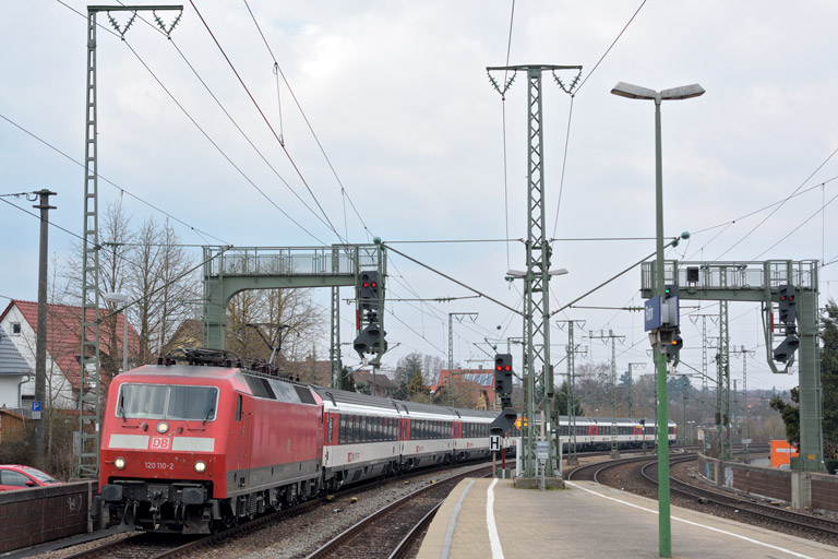 120 110 mit IC 281 bei km 16,6 (April 2015)