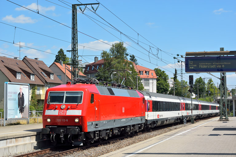 120 112 mit IC 185 bei km 15,6 (Juli 2015)