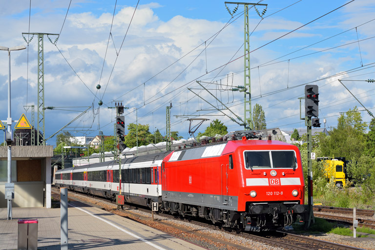 120 112 mit IC 283 bei km 15,6 (Juni 2015)
