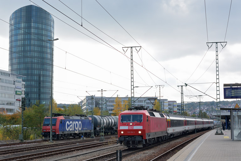 120 119 mit IC 280 und 482 025 bei km 15,6 (Oktober 2015)