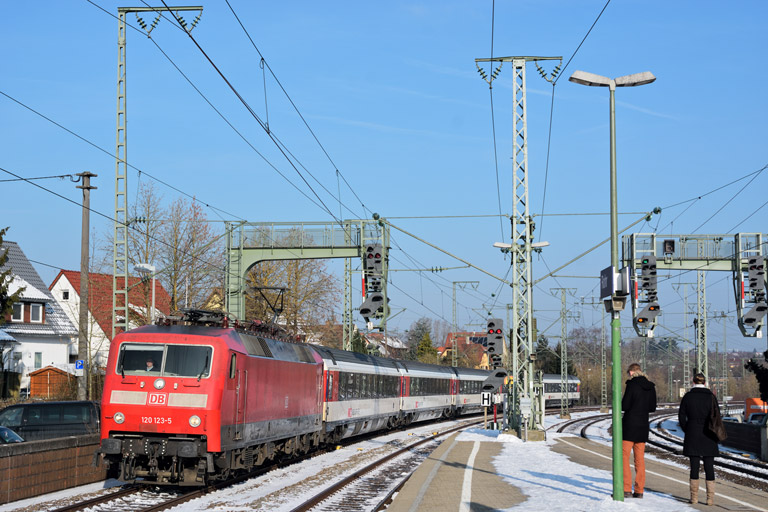 120 123 mit IC 183 bei km 16,6 (Februar 2015)