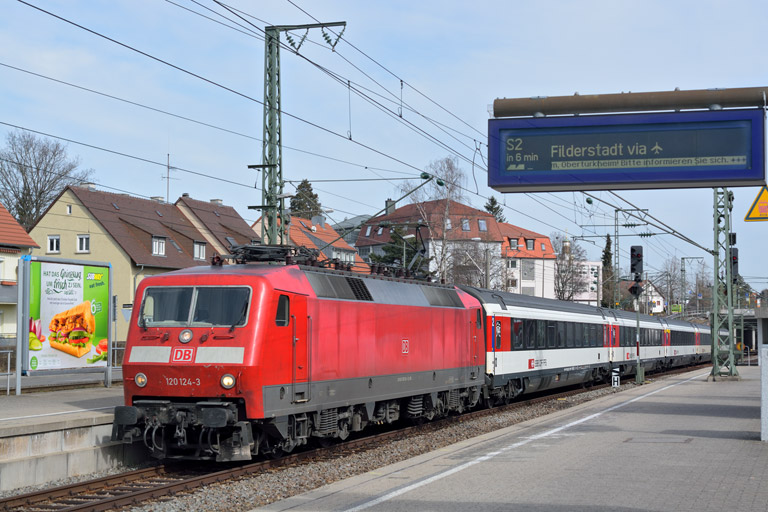 120 124 mit IC 185 bei km 15,6 (M&auml;rz 2015)