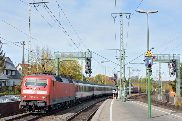 120 126 mit IC 2567 bei km 16,6 (Oktober 2015)