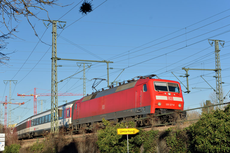 120 127 mit IC 187 bei km 16,4 (Dezember 2015)