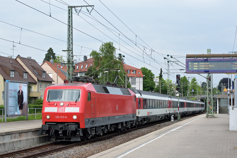 120 127 mit IC 283 bei km 15,6 (Mai 2015)