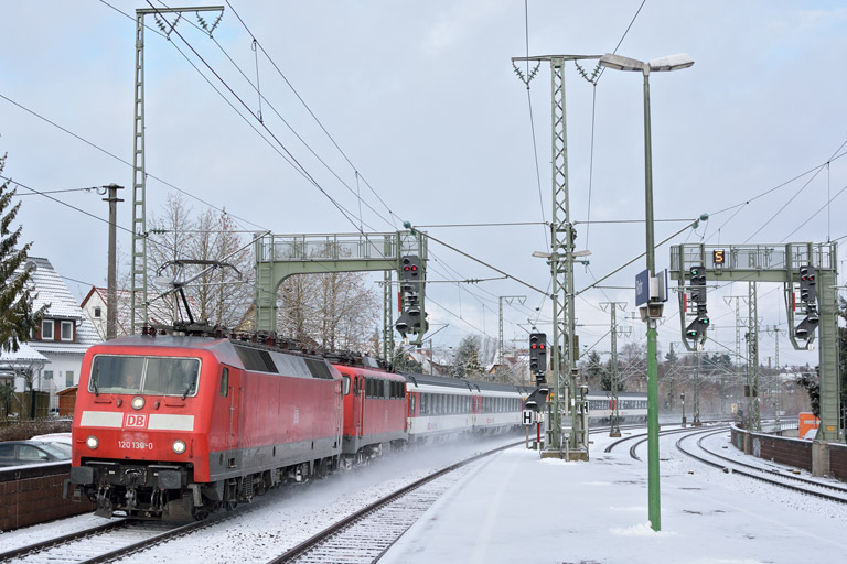 120 130 und 115 448 mit IC 183 bei km 16,6 (Februar 2015)