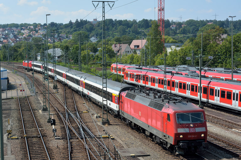 120 134 mit IC 2562 bei km 16,0 (August 2015)