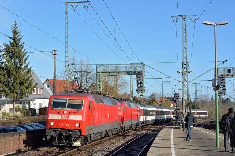 120 140 und 120 151 mit IC 181 bei km 16,6 (April 2015)