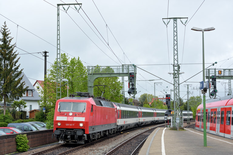 120 141 mit IC 2543 bei km 16,6 (Mai 2015)