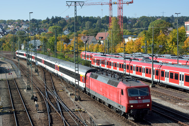 120 141 mit IC 282 bei km 16,0 (Oktober 2015)