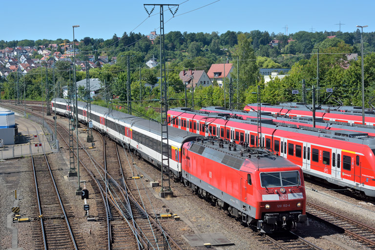 120 152 mit IC 282 bei km 16,0 (August 2015)
