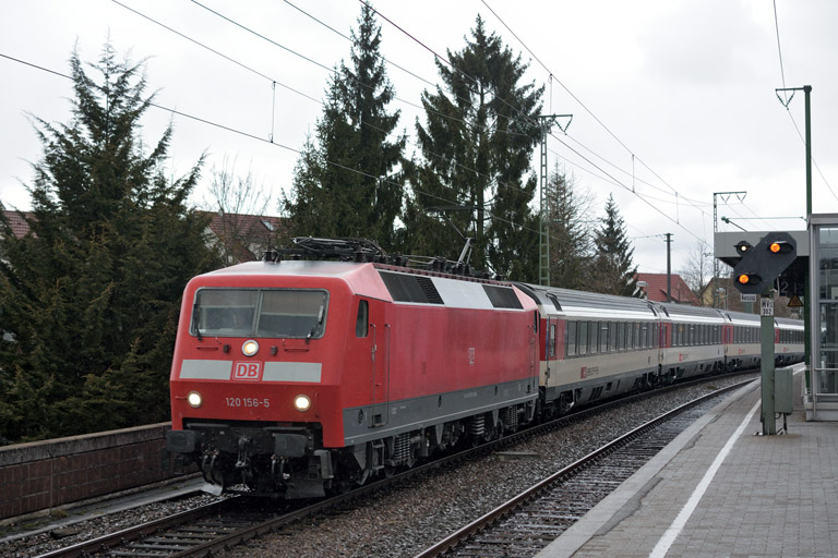 120 156 mit IC 281 bei km 16,8 (Februar 2015)