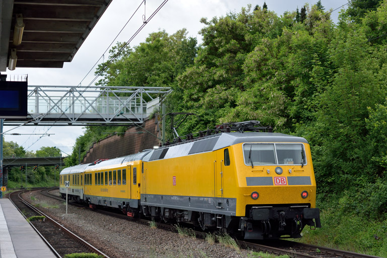 120 502 mit NbZ 94330 bei km 14,4 (Juni 2015)