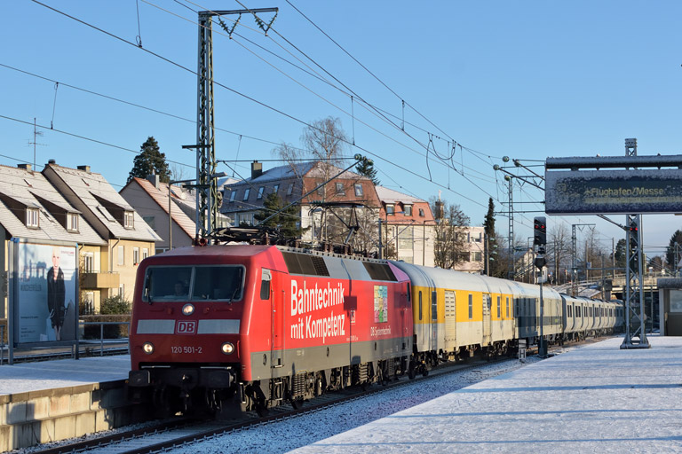 120 501 mit ST-D 93400 bei km 15,6 (Januar 2015)