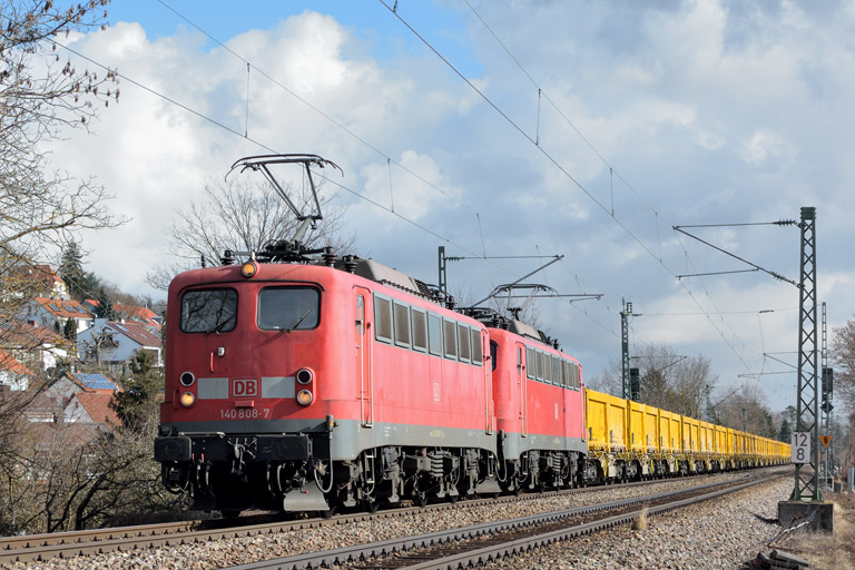 140 808 und 140 855 mit Bauz 92050 bei km 12,8 (Februar 2015)