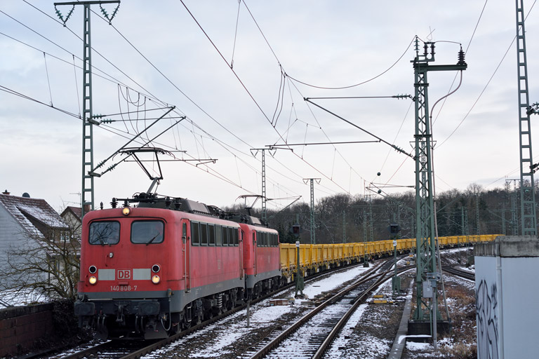 140 808 und 140 855 bei km 16,8 (Januar 2015)