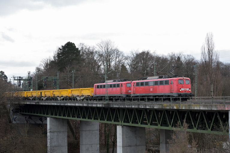140 855 und 140 808 mit Bauz 92330 bei km 14,6 (Februar 2015)