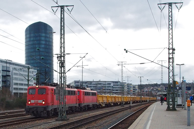 140 855 und 140 808 mit Bauz 92330 bei km 15,6 (Februar 2015)