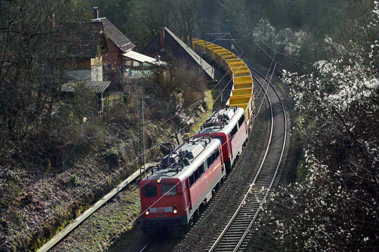 140 855 und 140 808 mit Bauz 92331 bei km 11,0 (Februar 2015)