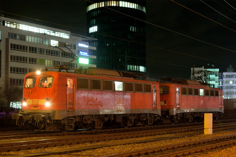 140 855 und 140 808 als T 93239 bei km 15,6 (Februar 2015)